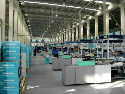 Trabajadores en la fábrica de Simon Holding.