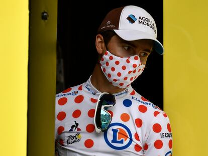 El francés Benoit Cosnefroy sube al podio con el maillot de mejor escalador del Tour.