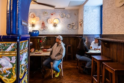 Interior de Casa Macareno, en el barrio de Malasaña, Madrid.