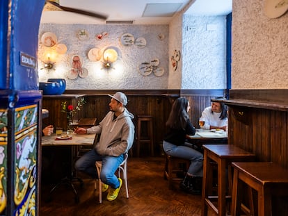 Interior de Casa Macareno, en el barrio de Malasaña, Madrid.