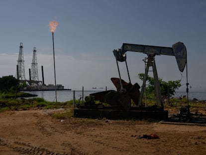 Una planta de extracción de Petróleos de Venezuela SA (PDVSA) en el lago de Maracaibo en Cabimas (Venezuela), el 17 de noviembre de 2023.