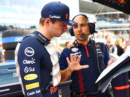 El piloto Max Verstappen (a la izquierda) conversa con el ingeniero Gianpiero Lambiase, durante el Gran Premio de Italia, el 3 de septiembre en Monza.