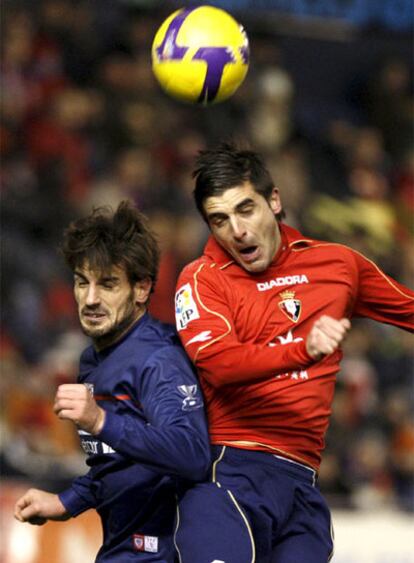 Javier Portillo (dcha.) pelea un balón con Aitor Ocio