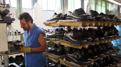 Un trabajador en una fábrica de calzados en Elche, en una imagen de archivo.