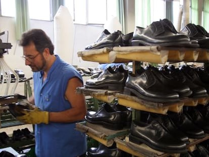Un trabajador en una f&aacute;brica de calzados en Elche, en una imagen de archivo. 