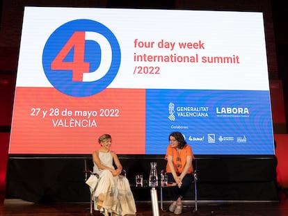 La vicepresidenta Segunda y ministra de Trabajo y Economía Social, Yolanda Díaz, y la vicepresidenta y consejera de Políticas Inclusivas de la Generalitat, Mónica Oltra (d), en la  Cumbre Internacional de la Semana de 4 días, en el Centro Deportivo-Cultural la Petxina de Valencia, este viernes.