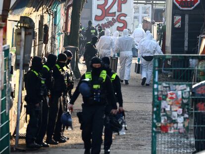 Policías y forenses en una área de búsqueda de los miembros de la RAF en Berlín, el 3 de marzo de 2024.