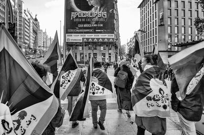 <p>Un pequeño grupo de tibetanos residentes en España y de partidarios se dirige al Senado en Madrid para realizar una manifestación pacífica durante la visita del presidente de la República Popular China Xi Jinping el 28 de noviembre de 2018. Al final, no pudieron realizarla porque la policía los mantuvo alejados del lugar en el que los chinos y los españoles se reunieron para dar la bienvenida al presidente.</p> 