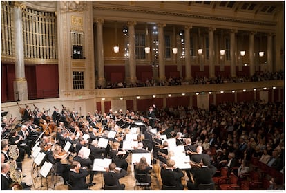 Integrantes de la Filarmónica de Oslo bajo la dirección de Klaus Mäkelä (de pie) durante su concierto en el Konzerthaus, el pasado domingo.