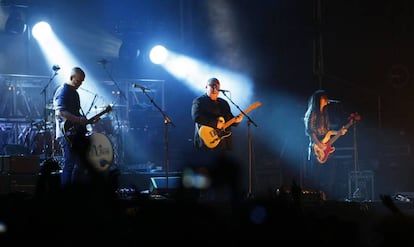 El cantante de Pixies, Black Francis, en el centro, entre Joey Santiago (izquierda) y Paz Lenchantin, anoche en el Low Festival.
