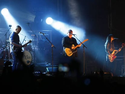 El cantante de Pixies, Black Francis, en el centro, entre Joey Santiago (izquierda) y Paz Lenchantin, anoche en el Low Festival.