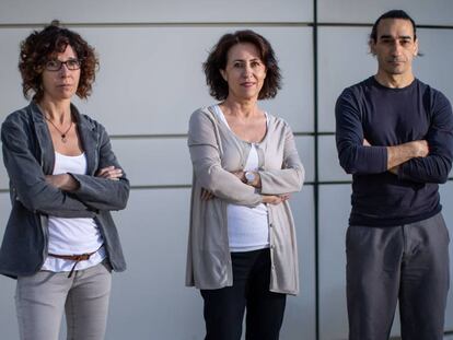 De izquierda a derecha, Elena Gómez Díaz, Francisca Martínez Ruiz y Antonio Acosta Vigil, investigadores del CSIC, en Granada.