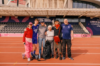 El entrenador del primer equipo, Eric Najib (a la derecha), y uno de sus jugadores, Coltrane Morley-Williams, posan con sus familias después de un partido.