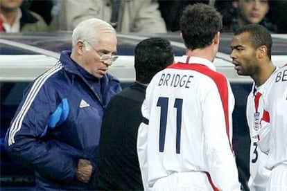 Luis, junto al árbitro y los jugadores Bridge, Beckham y Ashley Cole en el España-Inglaterra.