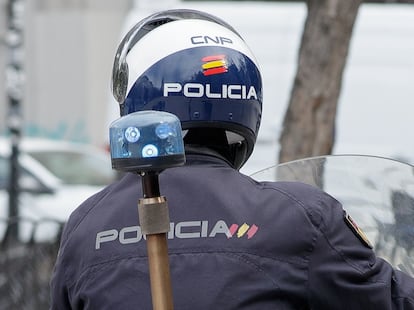 Un agente de la Policía Nacional en moto en una calle de Madrod, en febrero de 2021.