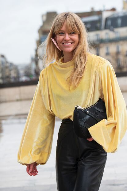 Jeanette Friis Madsen ha hecho de su flequillo largo una reconocida melena en el street style. / @ Kirstin Sinclair/Getty Images