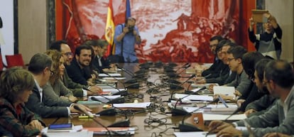 Representantes del PSOE, Podemos, IU y Comprom&iacute;s durante la reuni&oacute;n que han mantenido esta tarde en el Congreso.