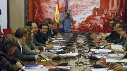 Representantes del PSOE, Podemos, IU y Comprom&iacute;s durante la reuni&oacute;n que han mantenido esta tarde en el Congreso.