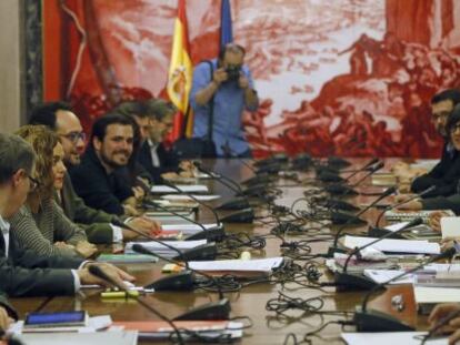 Representantes del PSOE, Podemos, IU y Comprom&iacute;s durante la reuni&oacute;n que han mantenido esta tarde en el Congreso.