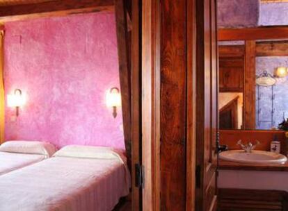 Habitación y baño de una de las cinco viviendas creadas tras la rehabilitación de una granja: Casas Cavas, en Olmedo (Valladolid).