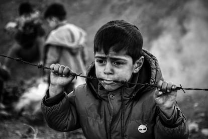 En el año 2016, empezaban a llegar miles de refugiados a Europa que después quedarían atrapadas en la frontera de Macedonia y Grecia, entre ellos muchísimos niños, y que aglutinó más de 15.000 personas. Este chico que muerde un alambre había pasado la noche al raso con su familia. La imagen me hizo pensar en lo que realmente estaba y continúa pasando: las fronteras físicas nacen de las fronteras de los pensamientos equivocados de líderes mundiales, que tienen terribles consecuencias que sufren son los más pequeños.