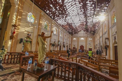 Interior da igreja de San Sebastián em Negombo depois do ataque terrorista.