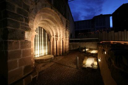 Imagen de la portada norte, tras la intervención de los técnicos, de la iglesia de Santa María la Real de Cillamayor (Palencia). Los trabajos de iluminación son fundamentales en el nuevo aspecto de los templos.