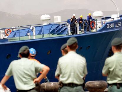 Miembros de la Guardia Civil vigilan el buque <i>Ocean Alert,</i> de Odyssey.