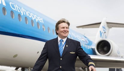 O rei Willem da Holanda com o uniforme da KLM.