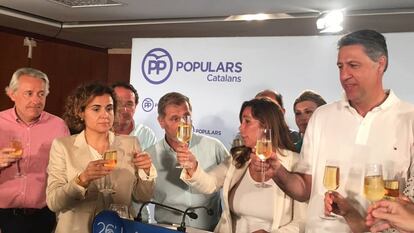 Membres del PP català brinden després de conèixer els resultats.