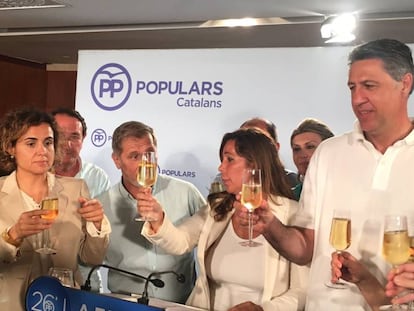 Membres del PP català brinden després de conèixer els resultats.