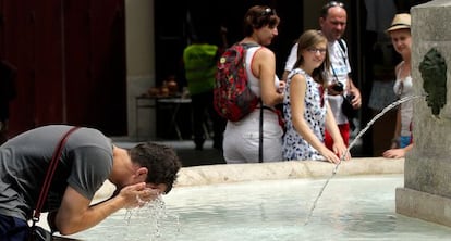 Un joven se refrescaba ayer en una fuente en el centro de Valencia.