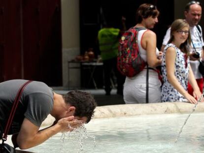 Un joven se refrescaba ayer en una fuente en el centro de Valencia.
