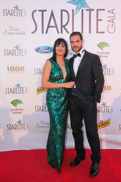 Irene Villa y Juan Pablo Lauro, posan juntos en la alfombra roja.