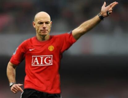 Fotomontaje de Howard Webb con la camiseta del Manchester United, publicado por el jugador del Liverpool Ryan Babel en su Twitter.