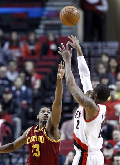 Tristan Thompson intenta taponar el lanzamiento de LaMarcus Aldridge.