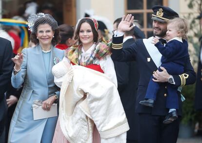 La reina Silvia de Suecia, junto a su nuera, su hijo, y los dos hijos de la pareja en el bautizo celebrado este viernes del hijo menor del matrimonio.