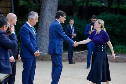 El ministro de Política Territorial y Memoria Democrática, Ángel Víctor Torres (segundo por la izquierda), y el presidente de la Generalitat de Catalunya, Salvador Illa (centro), saludan a la presidenta de la Junta de Extremadura, María Guardiola.