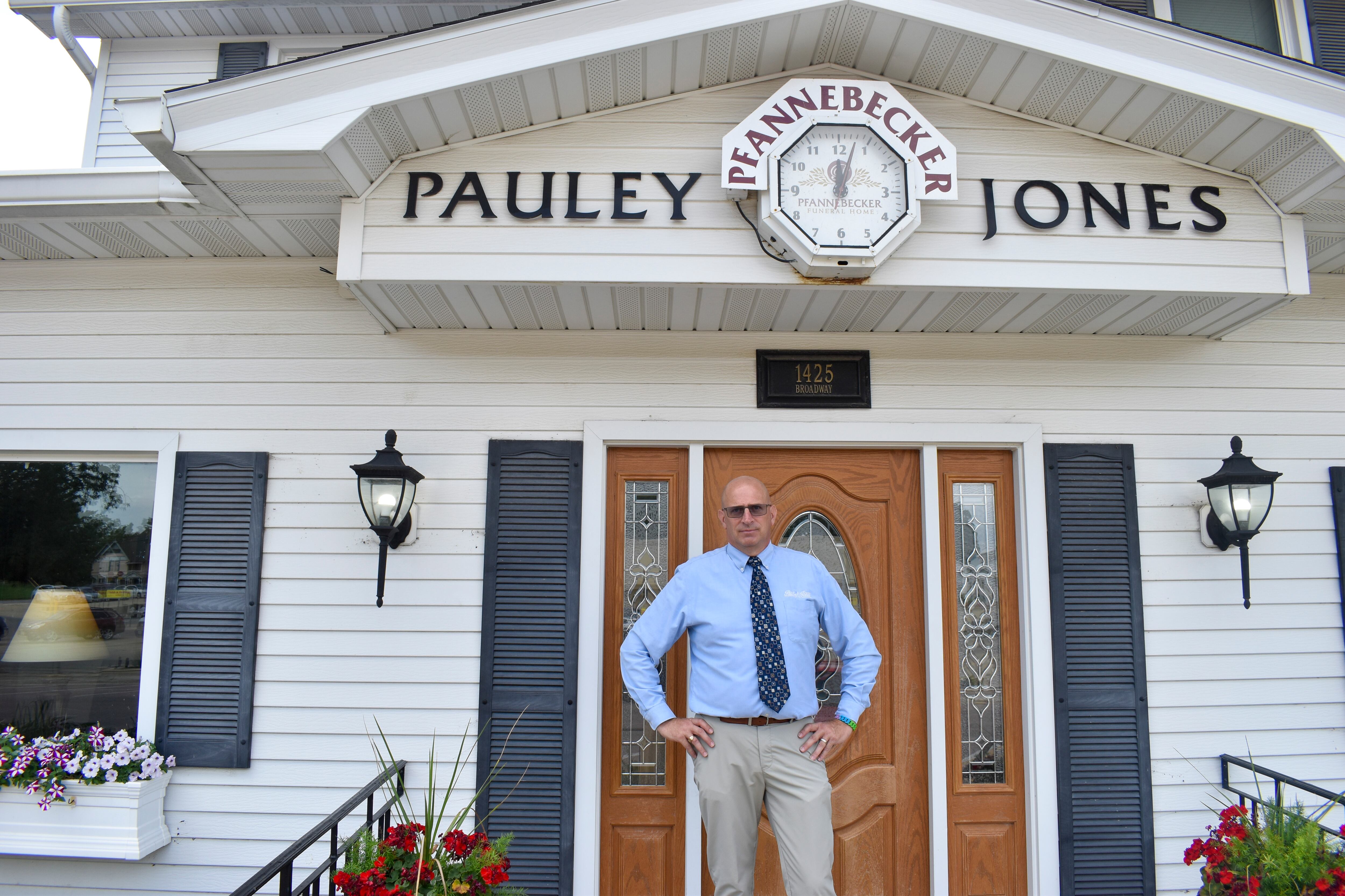 Michael P. Jones, dueño de la funeraria Pauley Jones.