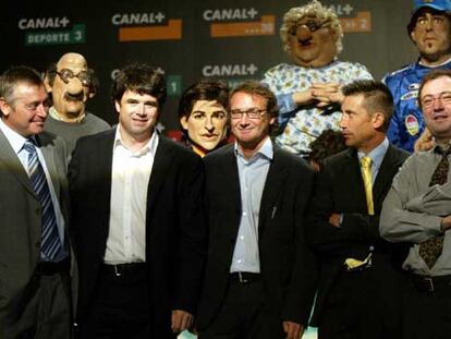 Michael Robinson, Fernando Bovaria, Álex Martínez Roig, Carlos Martínez y Toni Martínez (de izquierda a derecha), junto a varios guiñoles.