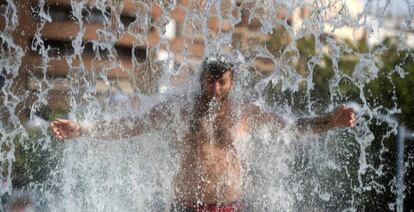 Um homem se refresca em uma fonte pública de Córdoba, uma das cidades mais afetadas por esta forte onda de calor que está deixando temperaturas recordes tanto em Espanha como em grande parte da Europa.