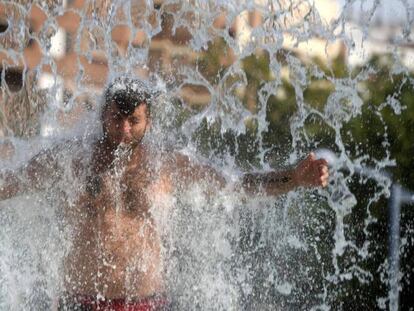 Um homem se refresca em uma fonte pública de Córdoba, uma das cidades mais afetadas por esta forte onda de calor que está deixando temperaturas recordes tanto em Espanha como em grande parte da Europa.