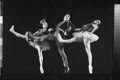 De izquierda a derecha: los bailarines Suki Schorr, Jacques D'Amboise y Patricia McBride en 1958 durante la producción 'Stars & Stripes', Teatro Estatal de Nueva York. 
