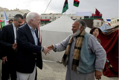 El senador republicano John McCain saluda a un mando rebelde durante su visita a Bengasi