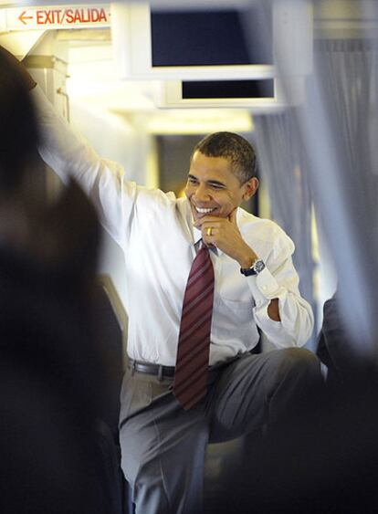 Obama, a bordo del avión de campaña.