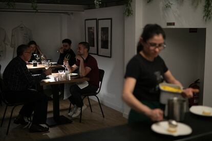 Una camarera en la cena servida por Javi Estévez en el espacio Cocíname de Barcelona.