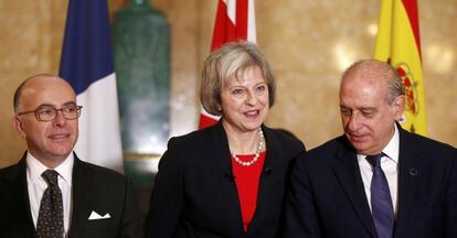 May, entre Fernández Díaz (derecha) y el francés Cazeneuve.