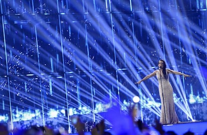 La representante española Ruth Lorenzo interpreta la canción 'Dancing in the Rain'. Durante los ensayos de los últimos días, Lorenzo había manifestado: "Vamos a soñar que sí, que se puede lograr. Soñar es el primer paso. Yo les pido a los españoles y a los eurofans que sueñen conmigo”.