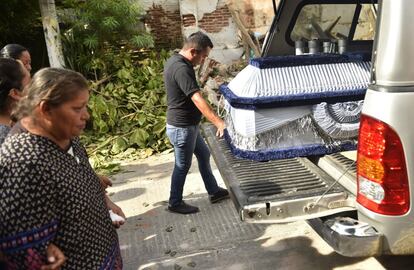 El funeral de una de las víctimas del sismo Casimiro Rey, de 85 años, en Juchitán, Oaxaca, 