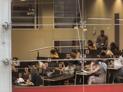 Varios estudiantes, durante la prueba de Selectividad en la Universidad Pompeu Fabra de Barcelona, este martes.